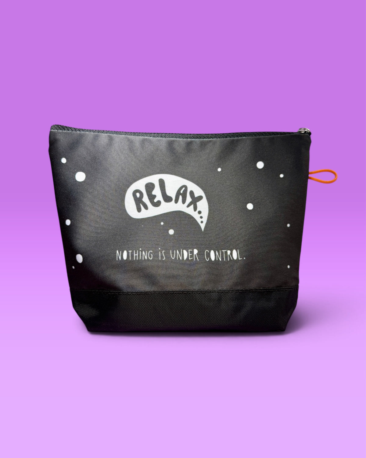 Die andere Seite des Täschchens mit dem Schriftzug „Relax. Nothing is under control.“