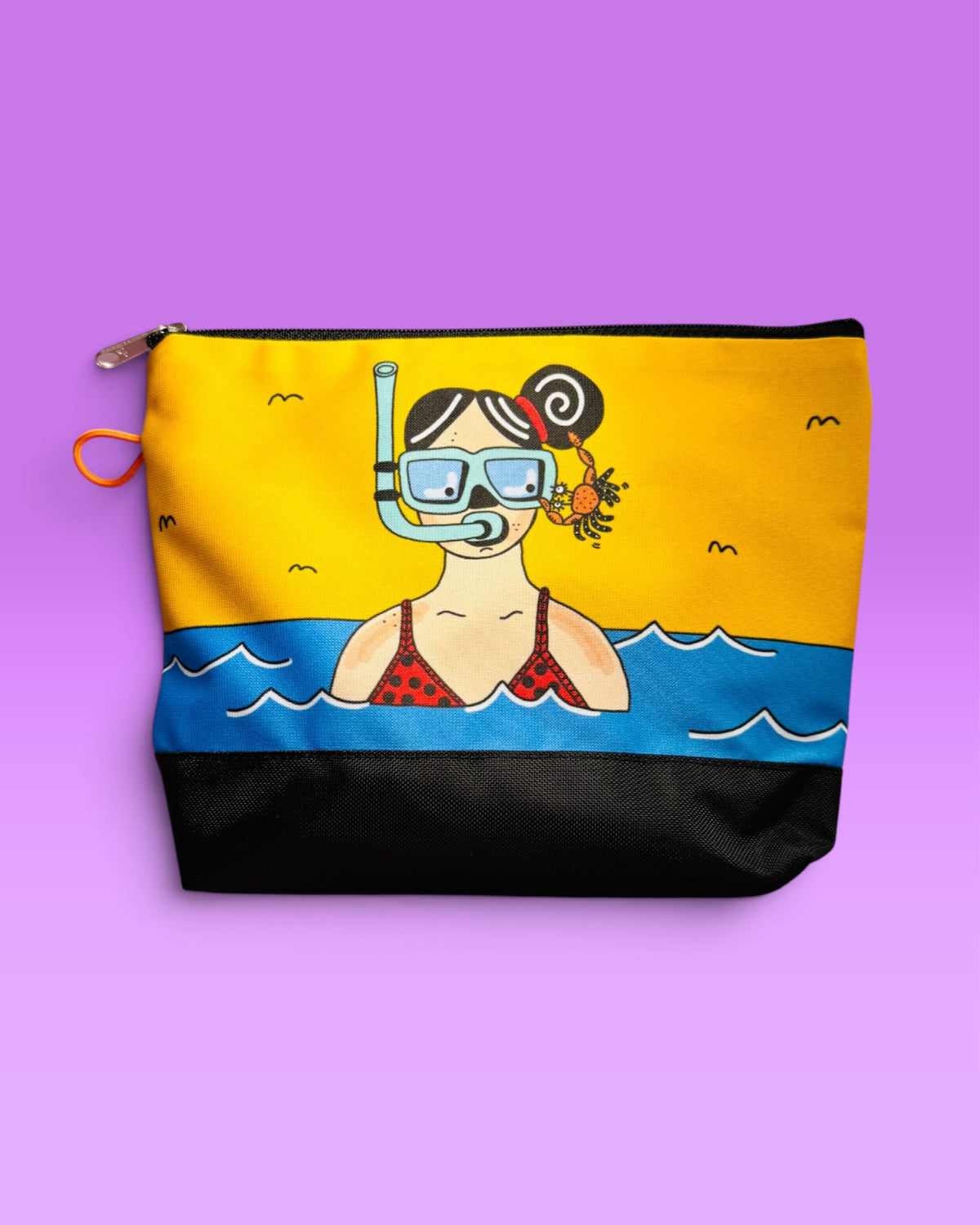 Täschchen in Gelb und Blau mit einer gezeichneten Schwimmerin mit Taucherbrille und Schnorchel im Wasser