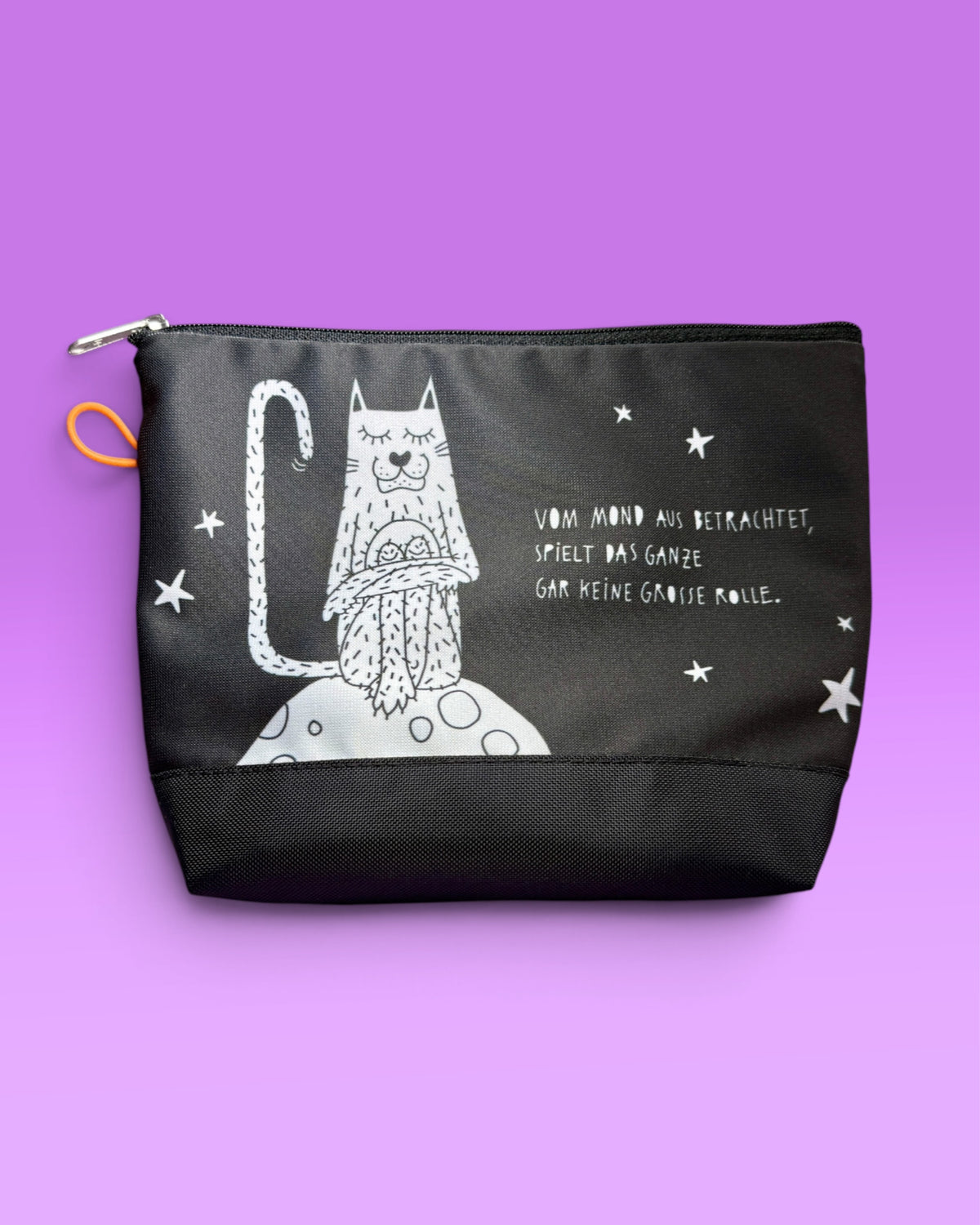Täschchen in Schwarz mit einer gezeichneten Katze auf einem Mond und dem Schriftzug „Vom Mond aus betrachtet, spielt das Ganze gar keine große Rolle.“