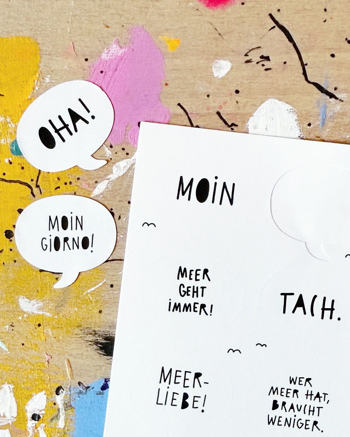 Der Stickerbogen mit teilweise abgelösten Stickern