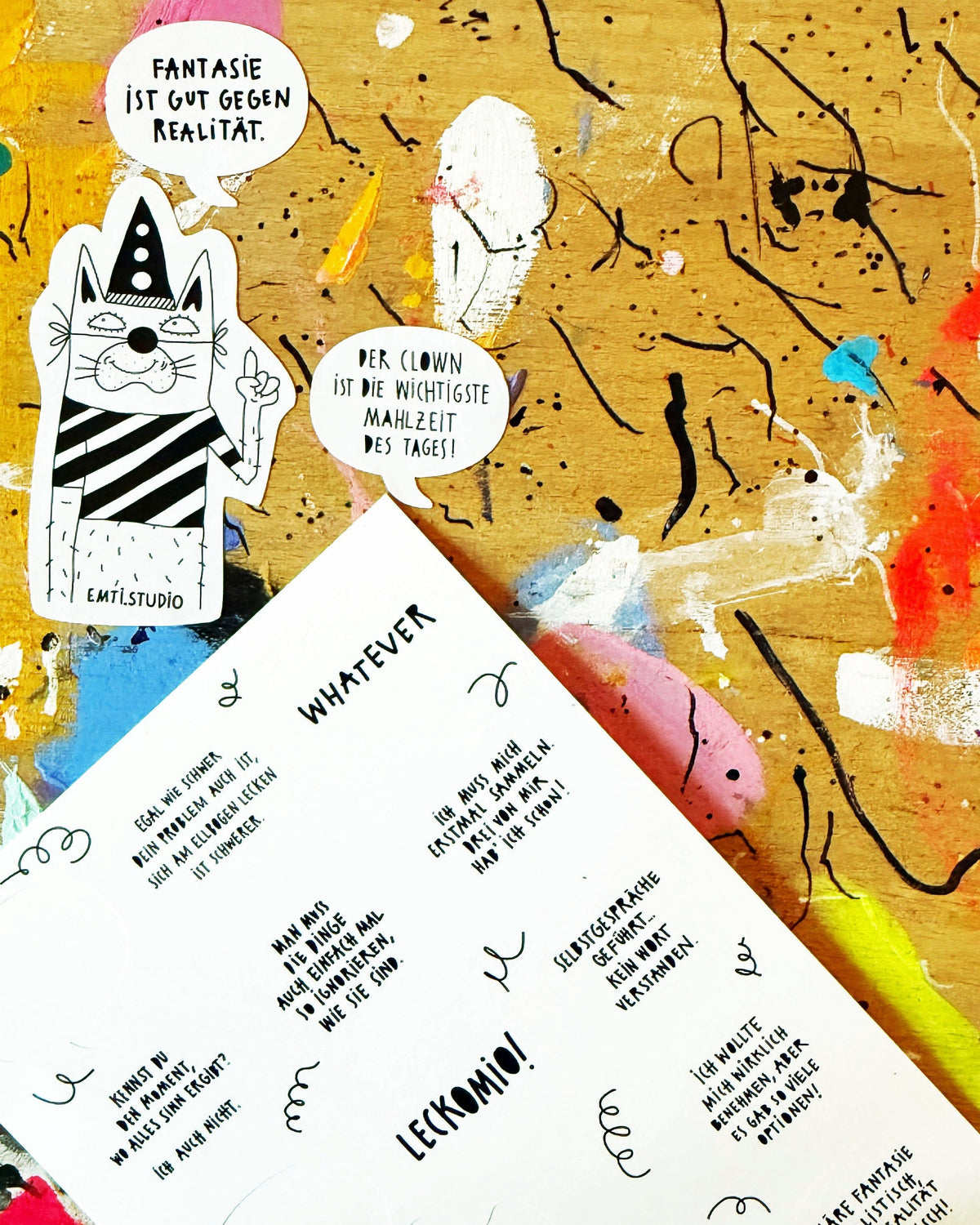 Der Stickerbogen mit teilweise abgelösten Stickern